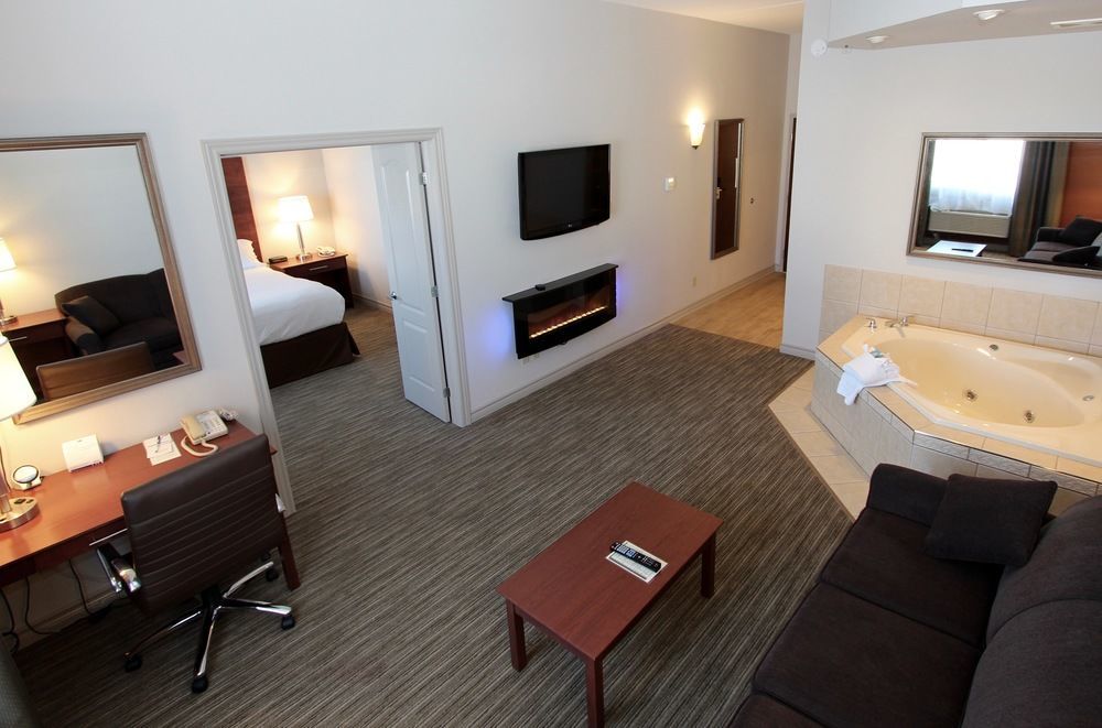 Holiday Inn Express Hotel & Suites 1000 Islands - Gananoque By Ihg Exteriör bild
