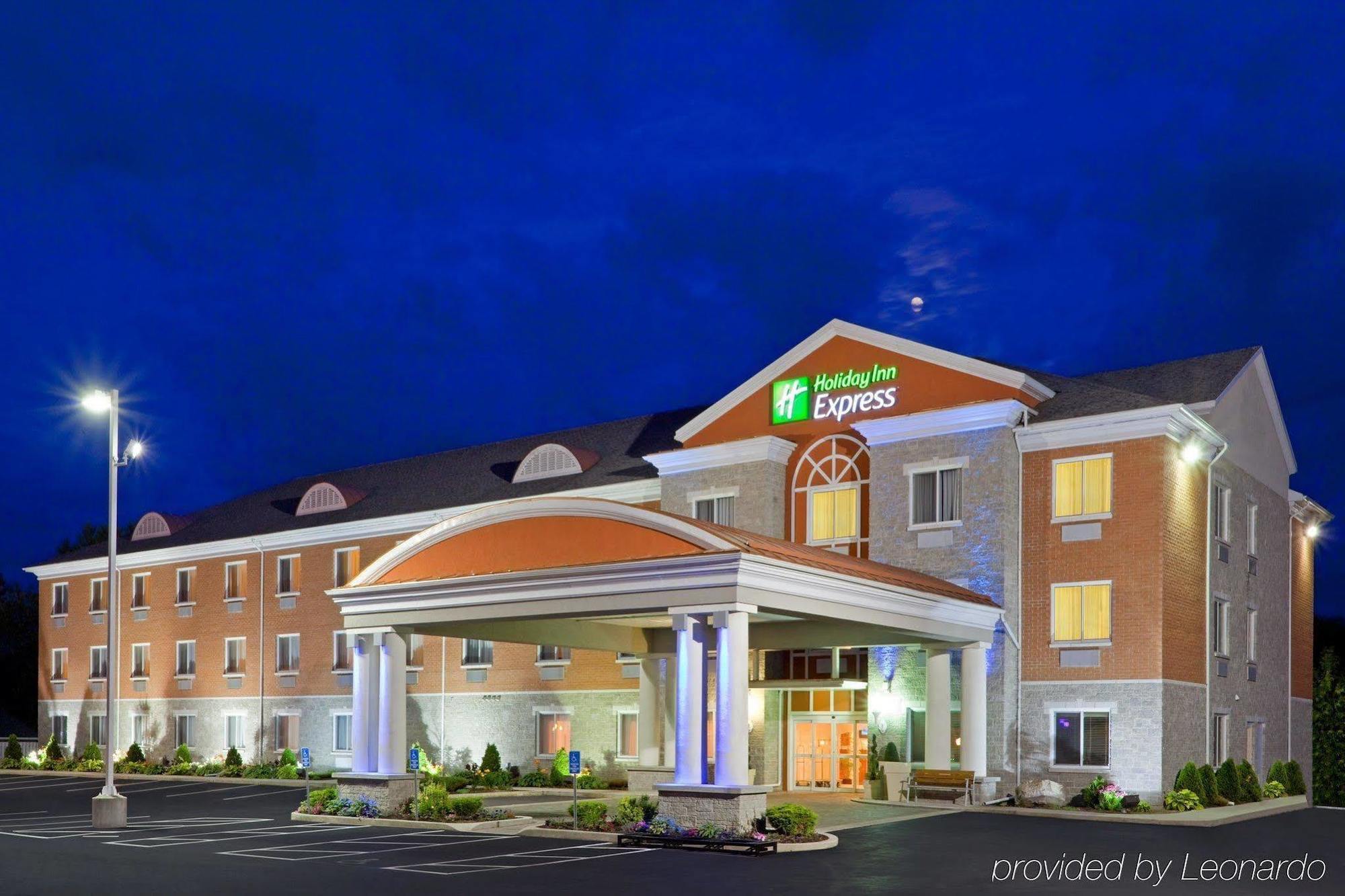 Holiday Inn Express Hotel & Suites 1000 Islands - Gananoque By Ihg Exteriör bild