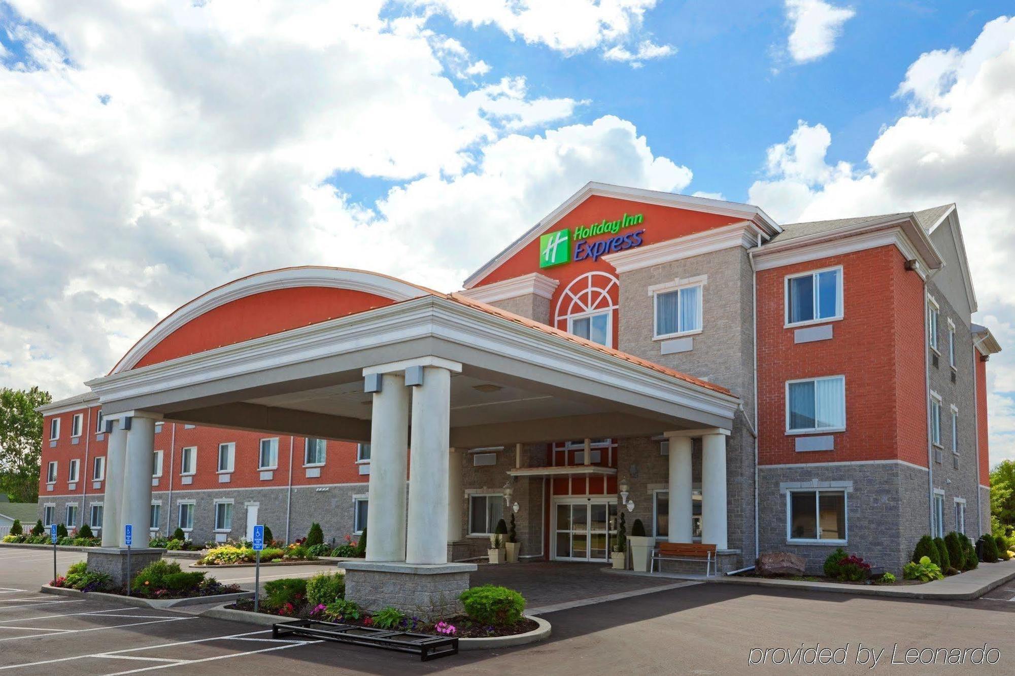 Holiday Inn Express Hotel & Suites 1000 Islands - Gananoque By Ihg Exteriör bild