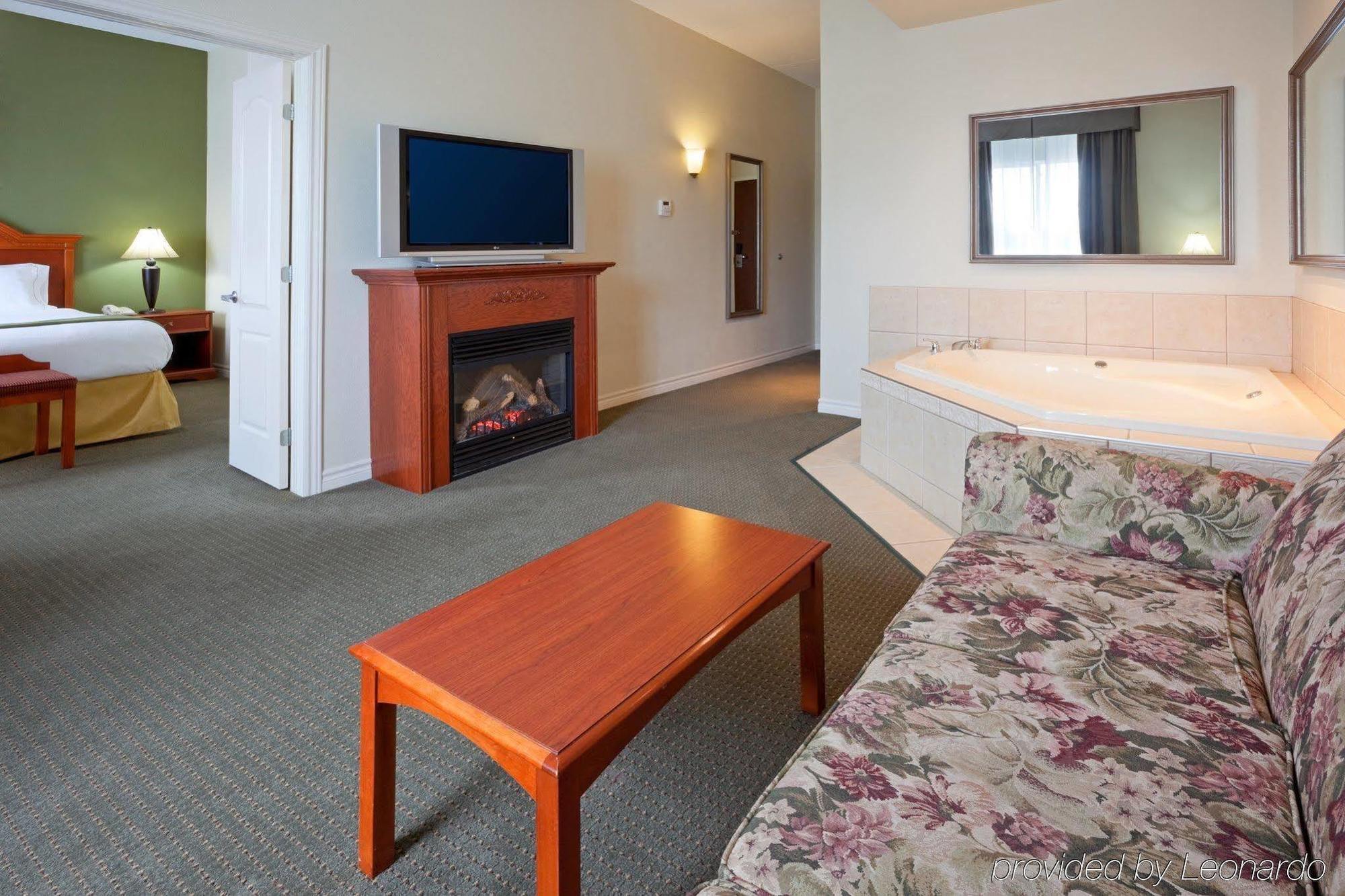 Holiday Inn Express Hotel & Suites 1000 Islands - Gananoque By Ihg Exteriör bild